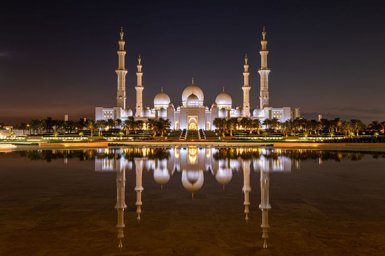 Sheikh zayed grand mosque at night