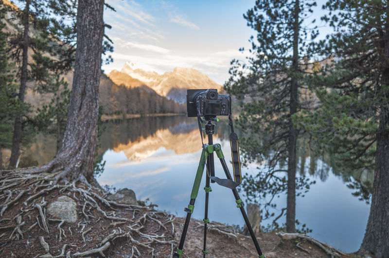 An slr camera on a tripod to shoot mountain landscape