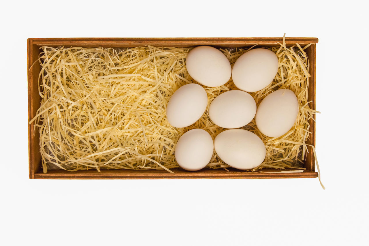 DIRECTLY ABOVE SHOT OF EGGS IN BOX