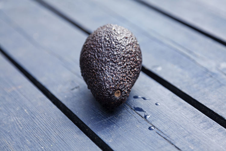 An avocado ready to be cut up