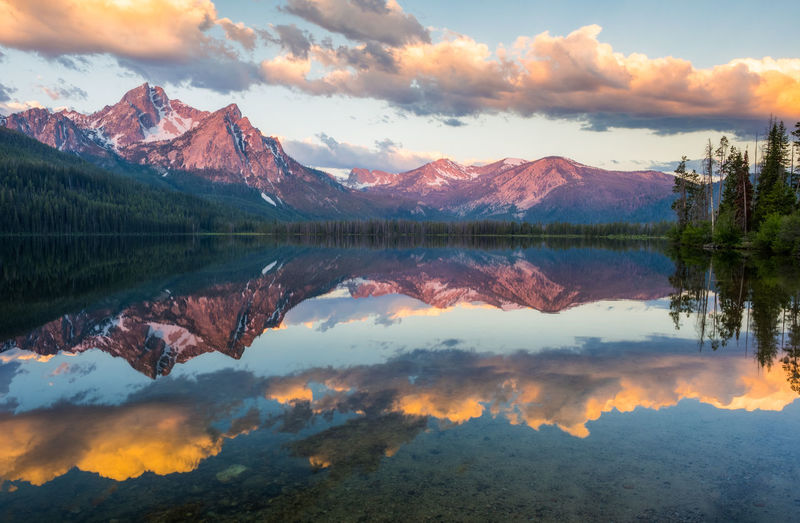 Reflection of mountains in lake against sky