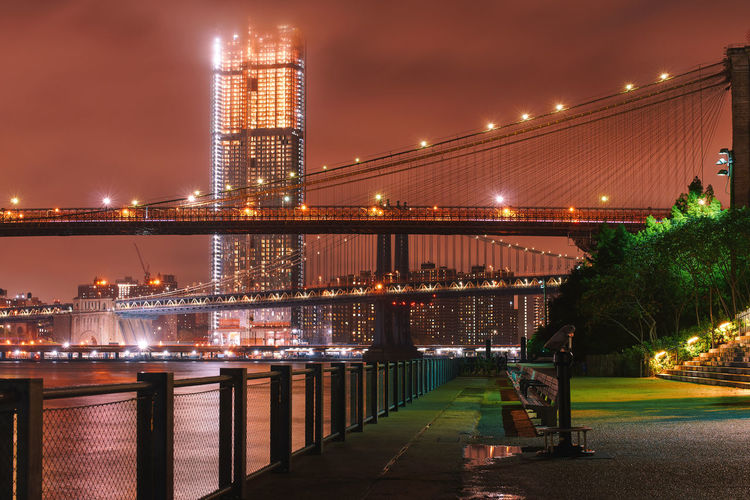 Night view of brooklyn bridge and lower manhattan skyline from brooklyn bridge park in new york city