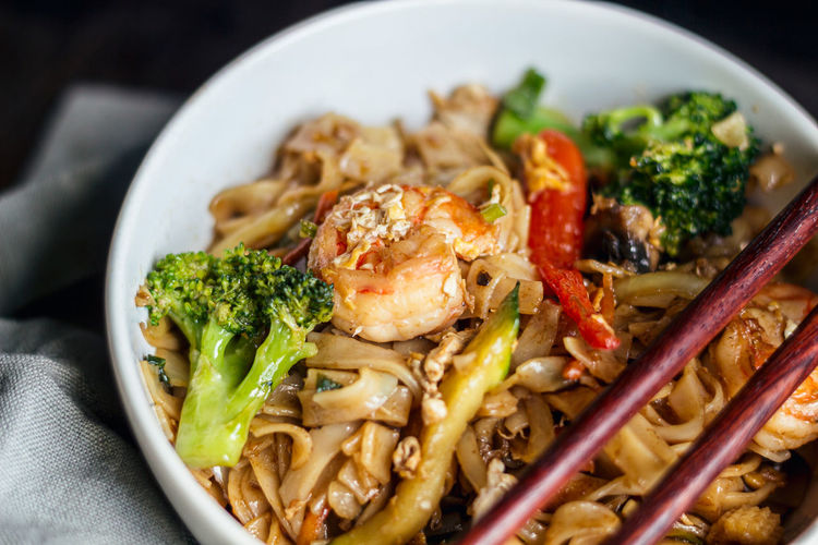Seafood thai noodles with veggies