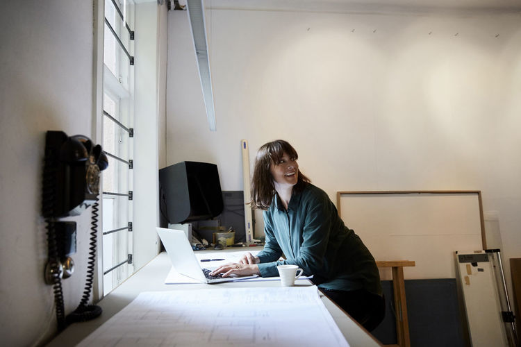 WOMAN WORKING WITH SMART PHONE
