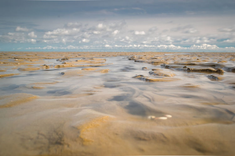 Scenic view of sea against sky wattmeer