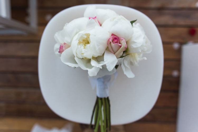 Close-up of white roses in plate on table