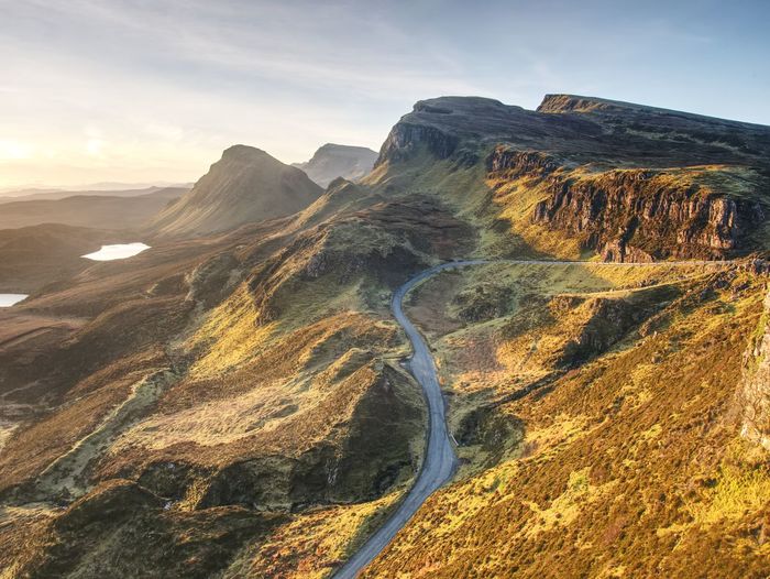 Empty curvy road in scottish highlands. northwest part of quiraing hill, on isle of skye in scotland