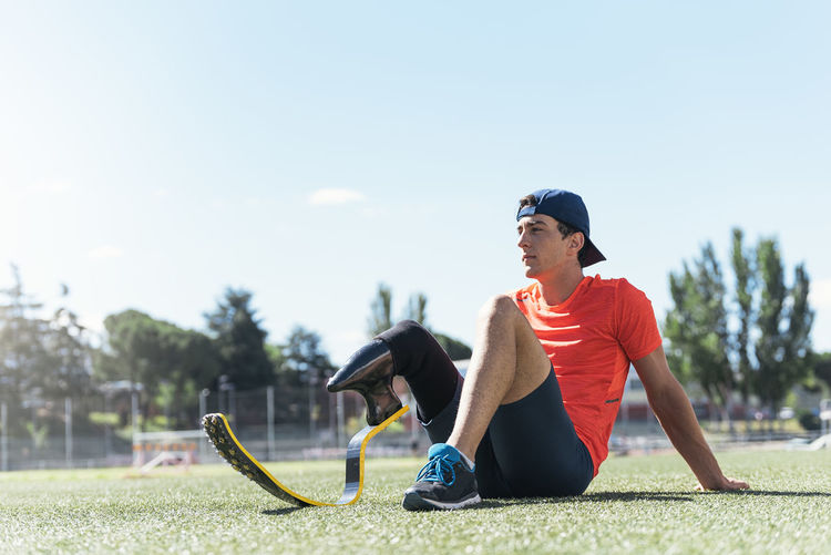 Man with prostethic leg resting after run