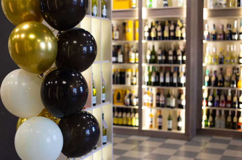 The alcohol store is decorated with balloons on the occasion of the opening.