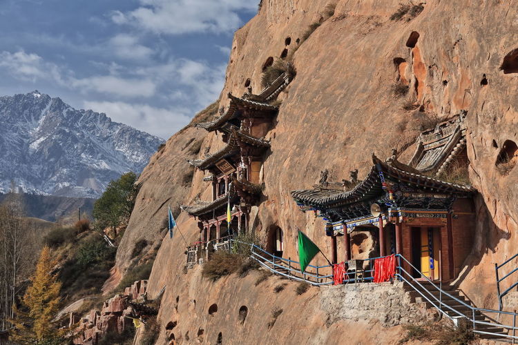 0931 wooden pavilions-red sandstone cliff. qianfo thousand bhudda grottoes-mati si. zhangye-china.