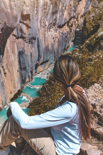 Young woman at viewpoint of the natural pools of millpu, ayacucho, peru. concept about travel