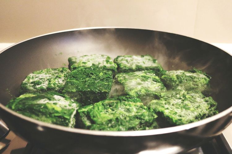Close-up of paneer with spinach in frying pan