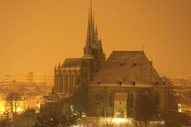 Side view of the cathedral of erfurt at night