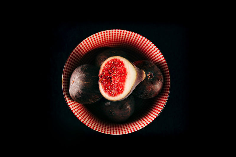 Close-up of fig fruits in bowl