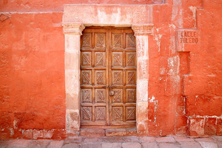 Beautiful antique wooden door on the alley calle toeedo in santa catalina monastery, arequipa, peru