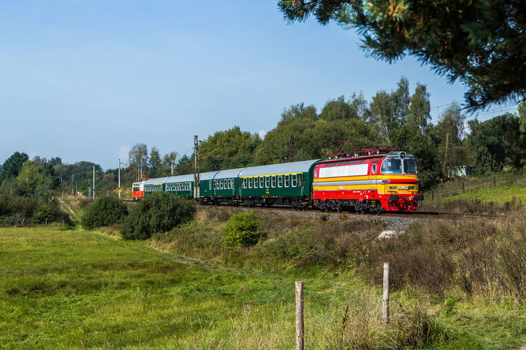Ein tschechischer personenzug bei kynsperk n. o.