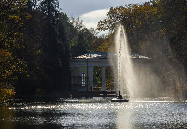Snake fountain in the sofievsky arboretum or sofiyivsky park in uman, ukraine, on a sunny autumn day