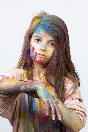 The face of a girl of 7 years and the colors of holi