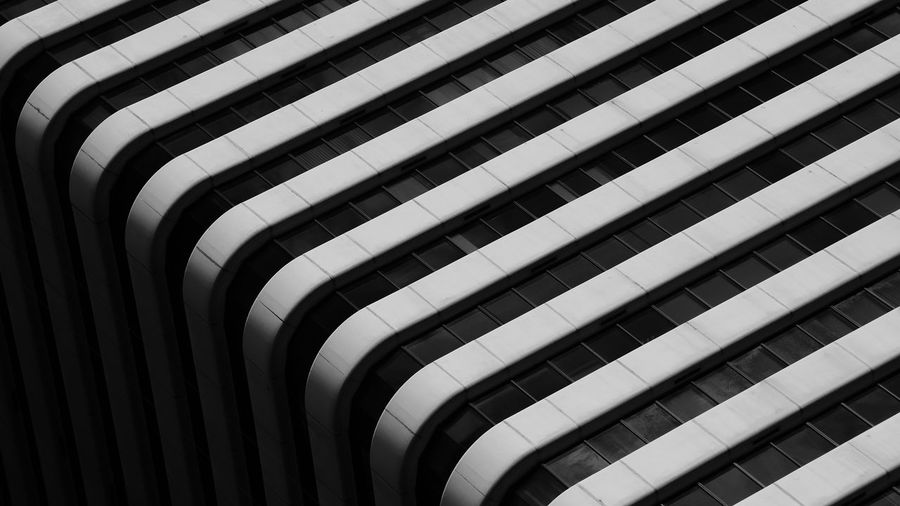 FULL FRAME SHOT OF MODERN GLASS BUILDING