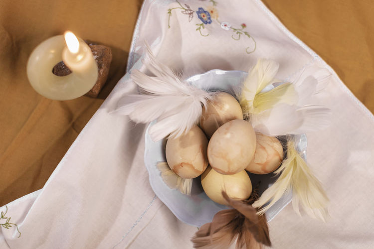 Easter eggs in bowl on table