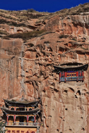 0916 wooden pavilions clinging to the cliff. thousand bhudda grottoes-mati si temple. zhangye-china.