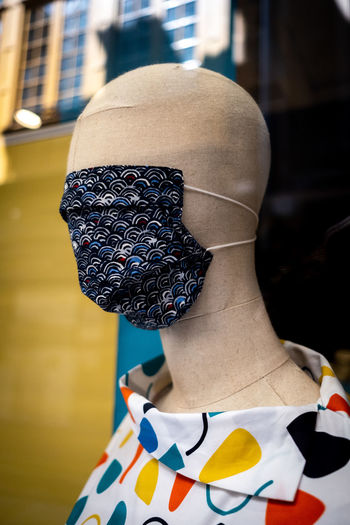 Mannequin dummy head with a protective face mask