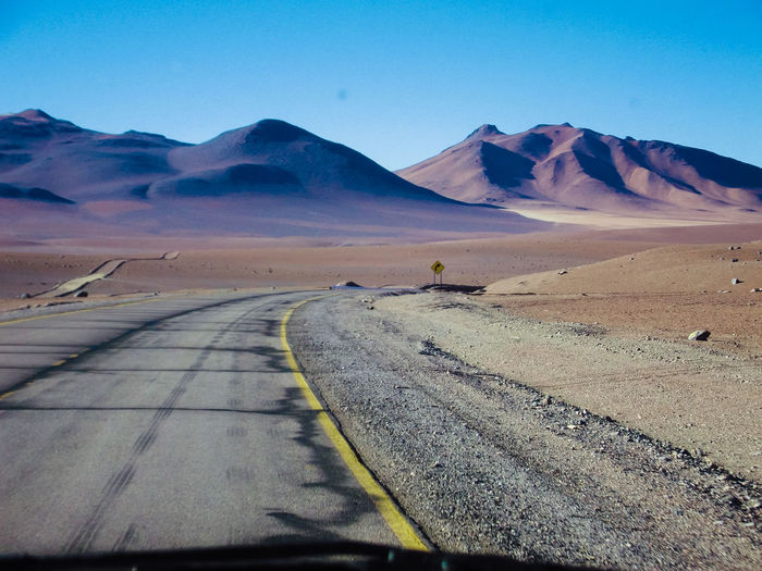 Deserto do atacama - chile - view of road in desert against clear sky