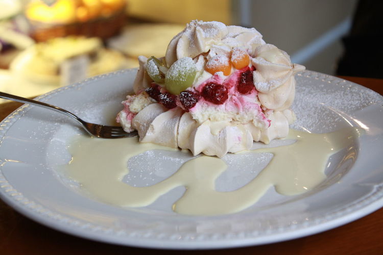 Pavlova cake