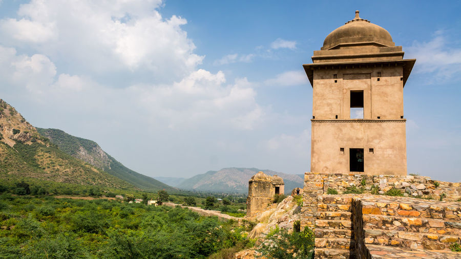 Spooky ruins of bhangarh fort, the most haunted place in india