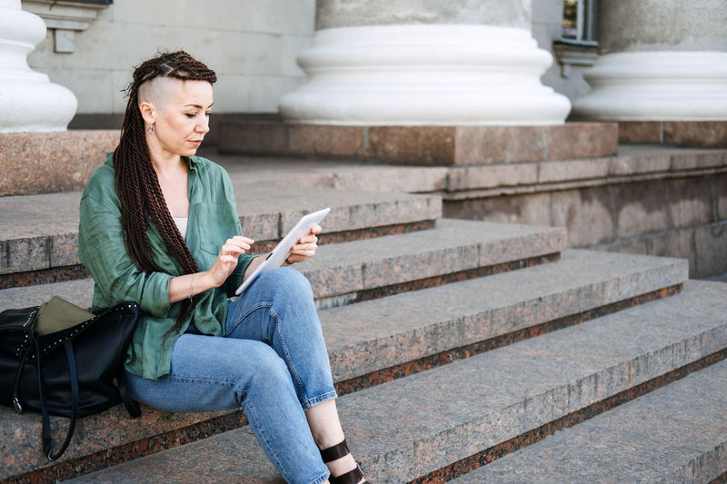 Earn extra money, side hustle, money making, gig economy, hustling, digital nomad. side jobs to