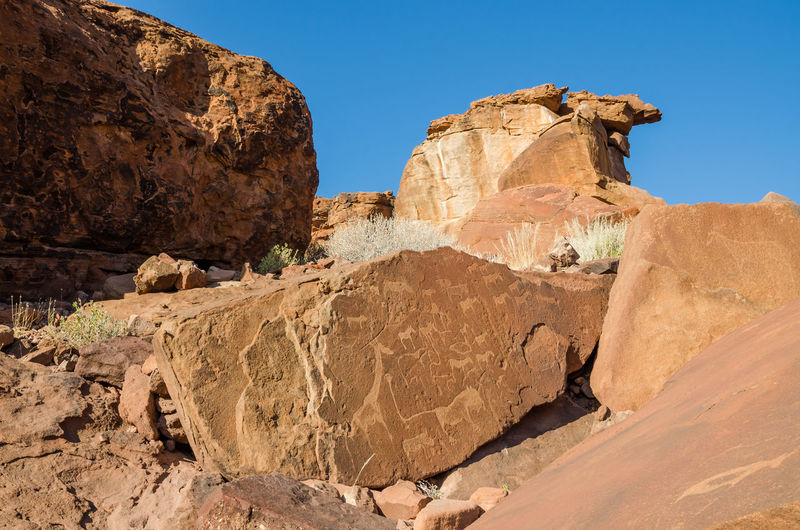 Famous san bushman rock paintings and scratchings at twyfelfontein in damaraland, namibia, africa