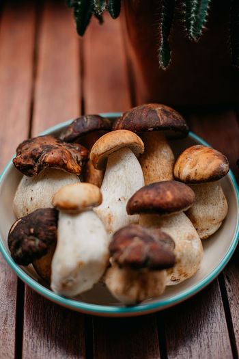 Close-up of mushrooms in bowl on table