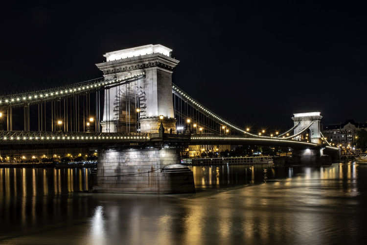 Budapest, hungary, august 29, 2017 chain bridge in budapest, night view