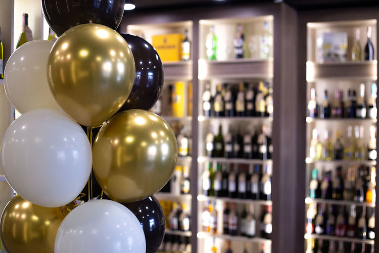 The alcohol store is decorated with balloons on the occasion of the opening.
