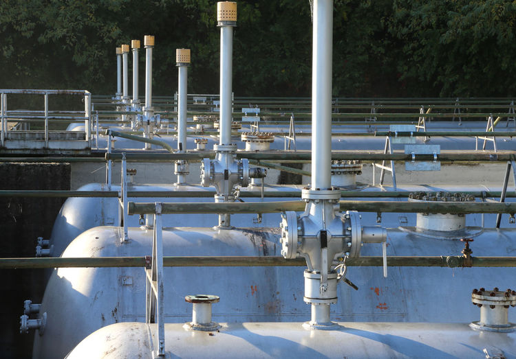 Pressurized tanks for the storage of methane gas in an industrial refinery