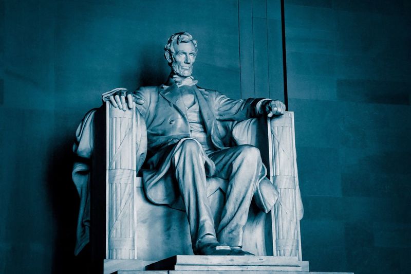 Statue of abraham lincoln in lincoln memorial