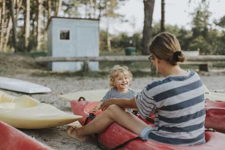 Netherlands, schiermonnikoog, mother with little daughter in a boat