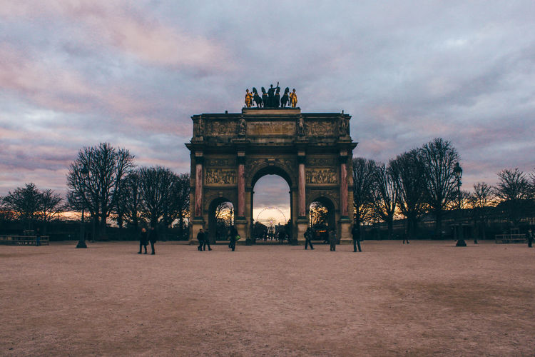 View of arc de triomphe du carrousel at sunset