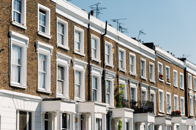 Townhouses with brick facade in notting hill, a district in west london in  kensington and chelsea