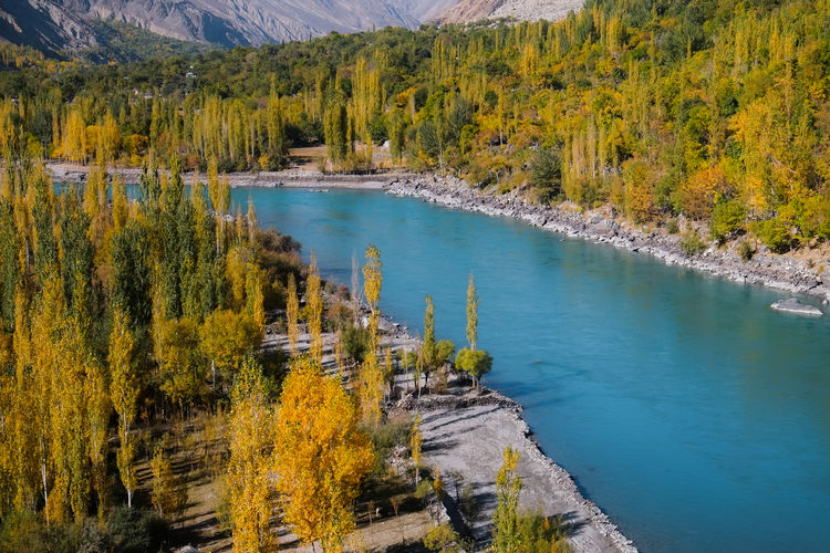 Ghizer river flowing through hindu kush mountain range in gahkuch. gilgit baltistan, pakistan.