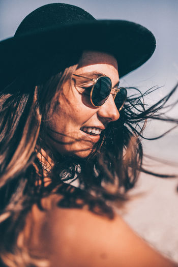 Happiness Lifestyles Outdoors Portrait Real People Sun Hat Young Adult Young Women Live For The Story Sommergefühle