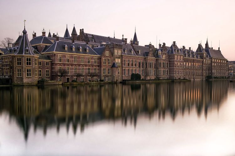 Binnenhof reflection in hofvijver against sky