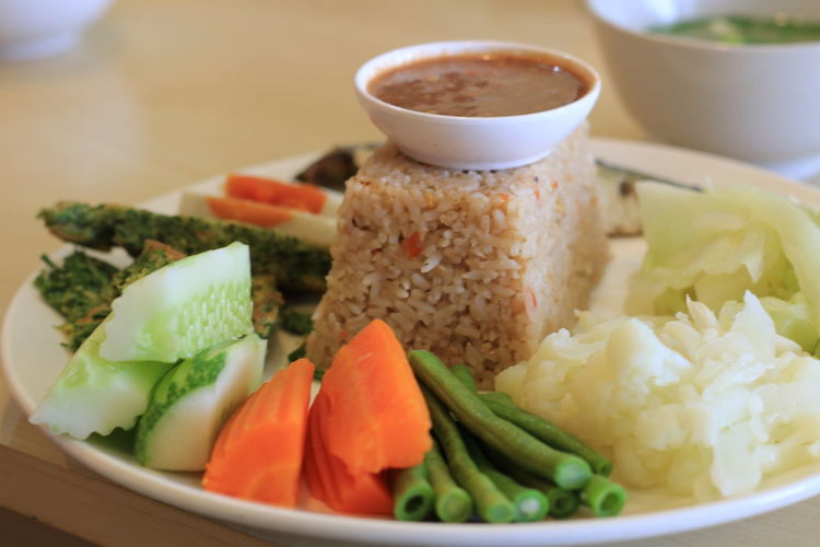 Flavored rice served with dip and fresh salad 