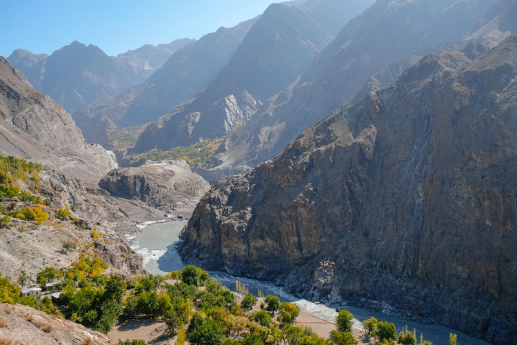 Indus river flowing through mountains along the karakoram highway. gilgit baltistan, pakistan.