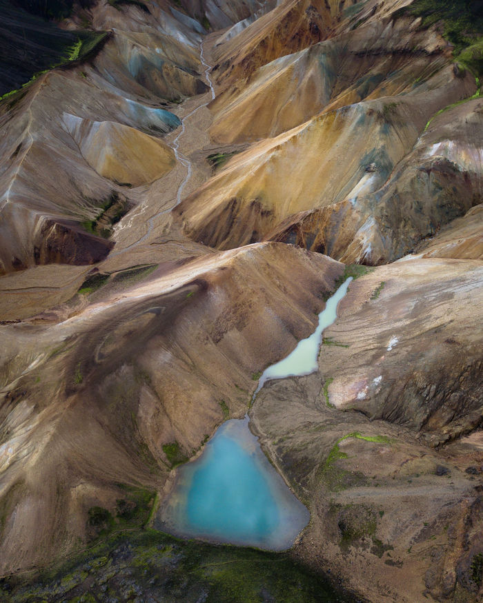 HIGH ANGLE VIEW OF ROCKS IN WATER