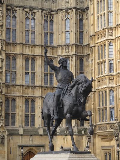 Richard coeur de lion against palace of westminster