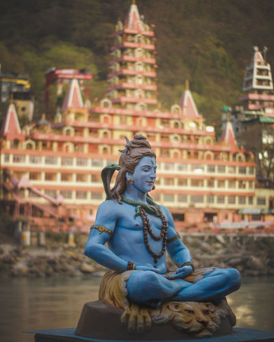Statue of statues in city