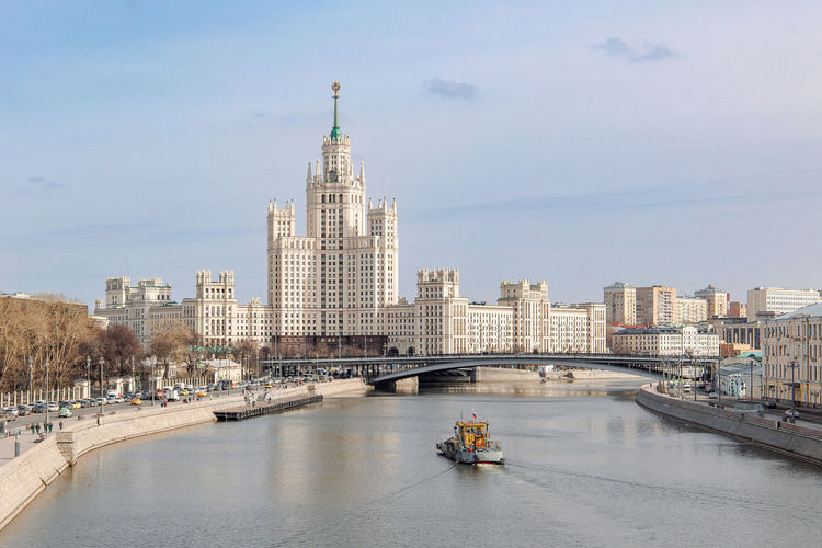 Panoramic view of kotelnicheskaya embankment building from zaryadye park. people on floating 