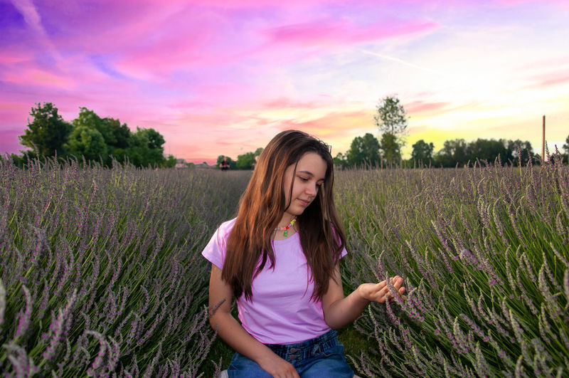 Young girl into the lavender