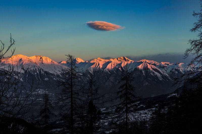 Lenticular cloud above the ecrins massif at dawn, les orres, hautes alpes